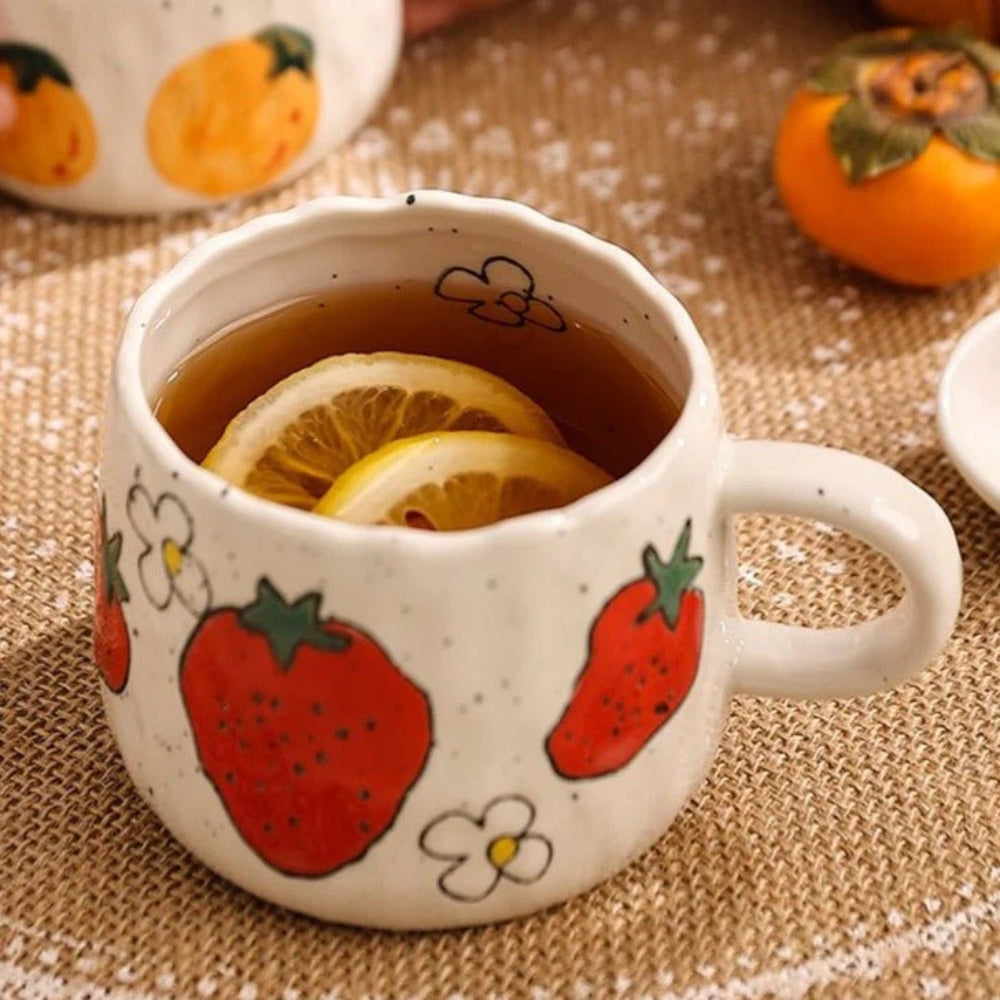 Keramikbecher mit handgemalten Früchten