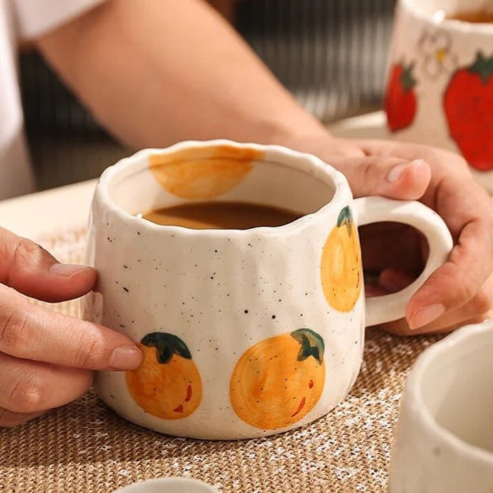 Keramikbecher mit handgemalten Früchten