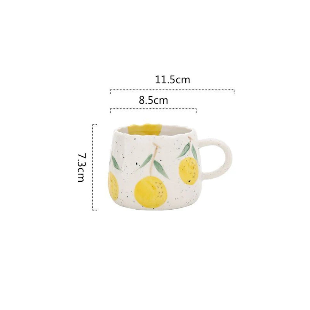 Keramikbecher mit handgemalten Früchten