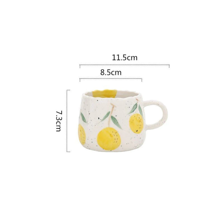 Keramikbecher mit handgemalten Früchten