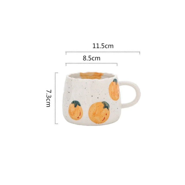 Keramikbecher mit handgemalten Früchten