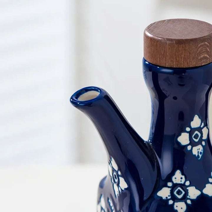 Keramik-Ölflasche in Blau und Weiß