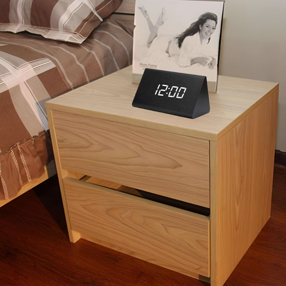 Digitaler LED-Wecker in Holzoptik