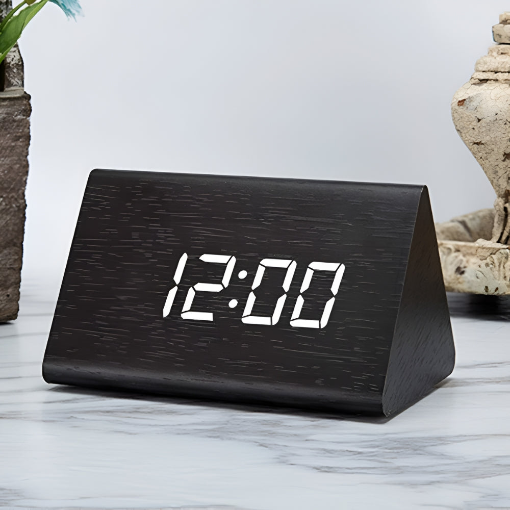 Digitaler LED-Wecker in Holzoptik