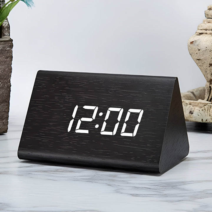 Digitaler LED-Wecker in Holzoptik