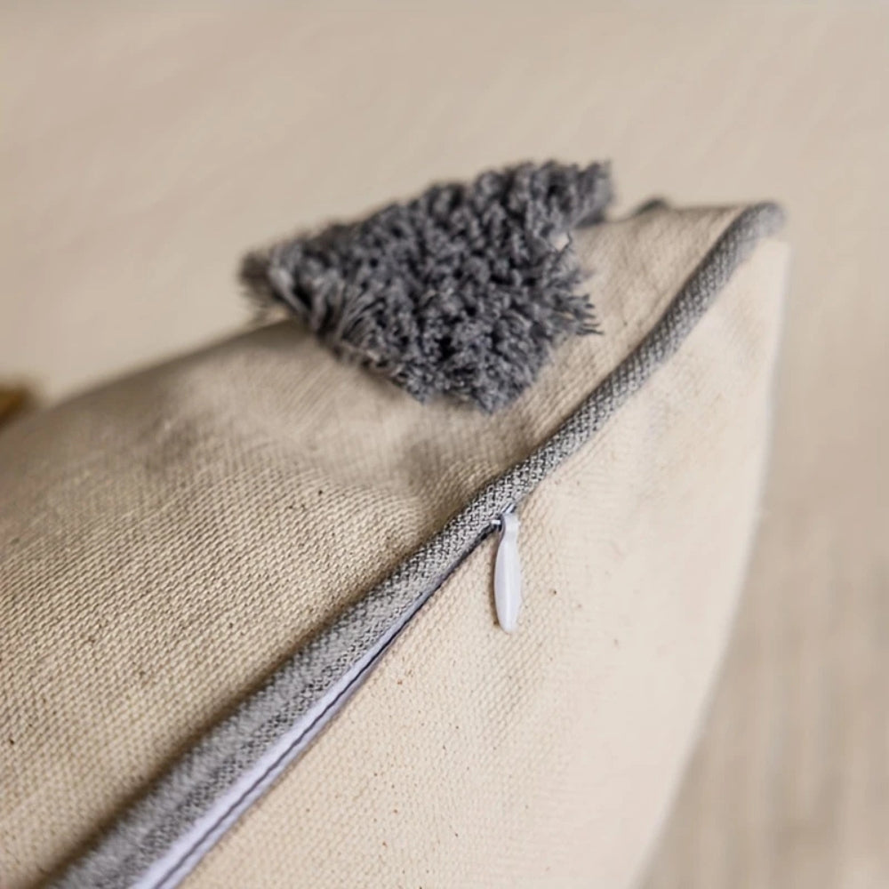 Kissenhülle mit getufteten Punkten und Paspelierung
