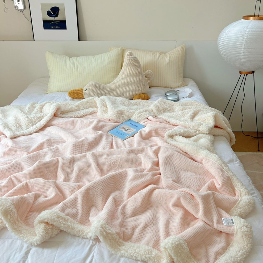 Sherpa-Decke mit geprägtem Blumenmuster