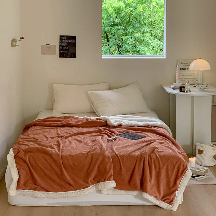 Sherpa-Decke mit geprägtem Blumenmuster