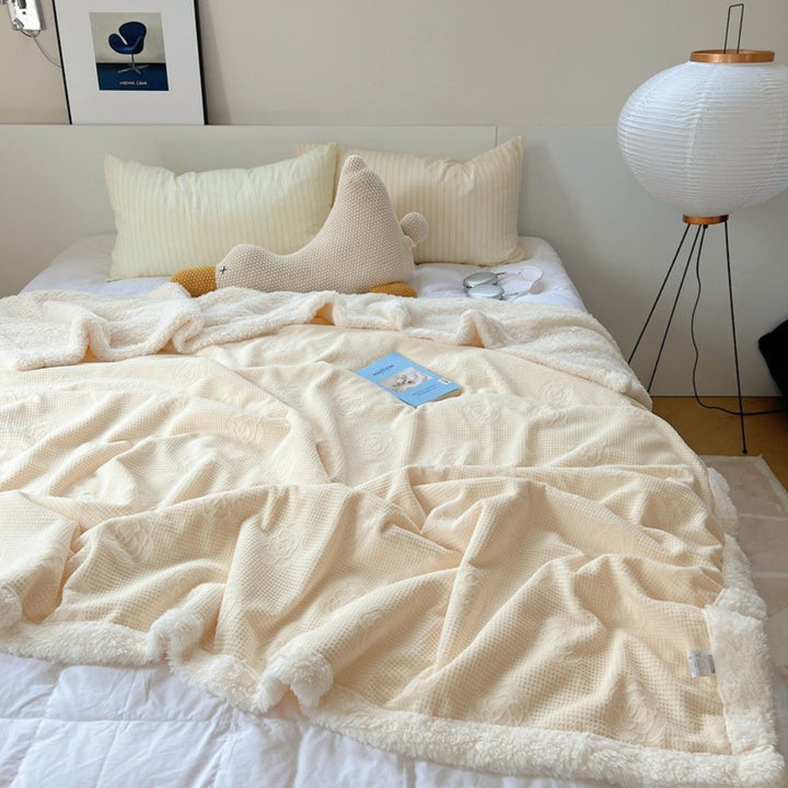Sherpa-Decke mit geprägtem Blumenmuster