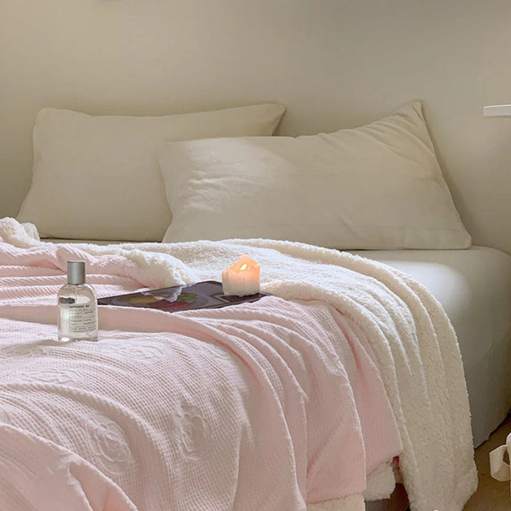 Sherpa-Decke mit geprägtem Blumenmuster