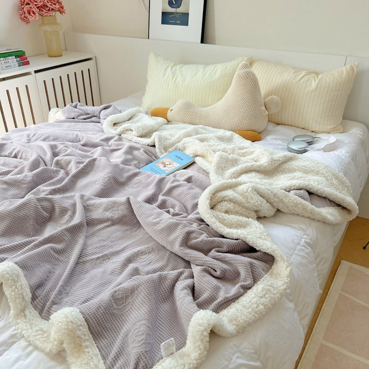 Sherpa-Decke mit geprägtem Blumenmuster
