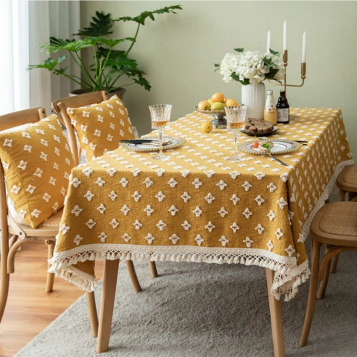 Gelbe bestickte Tischdecke mit Quasten