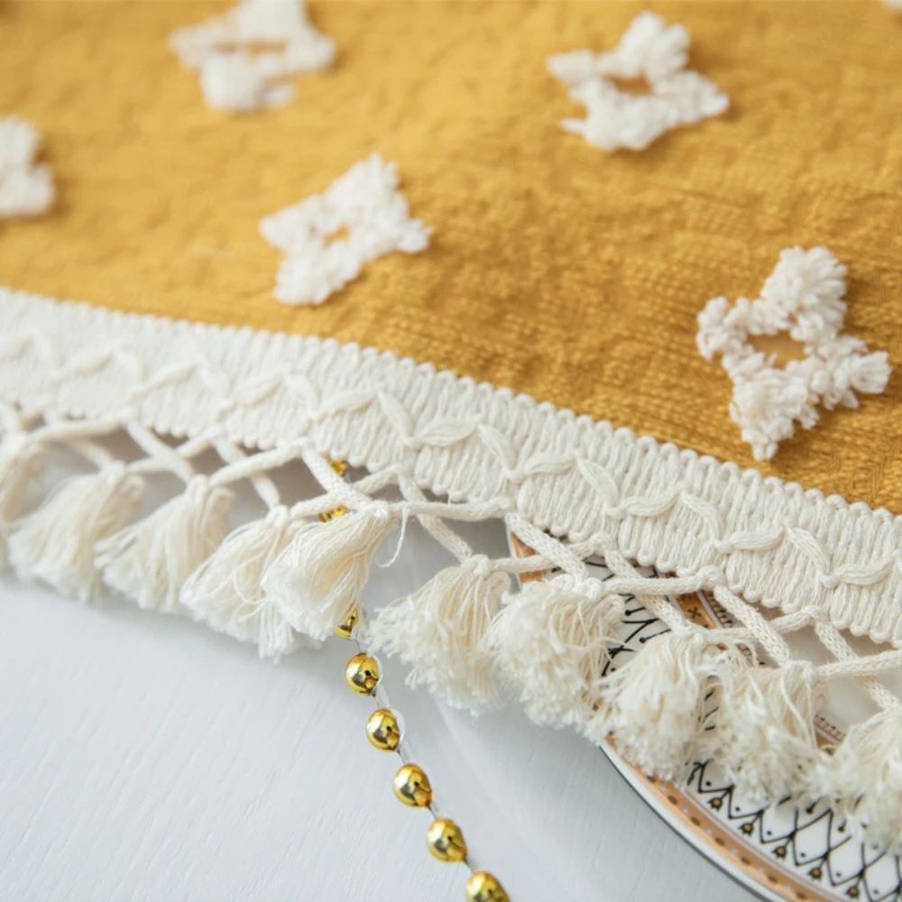Gelbe bestickte Tischdecke mit Quasten