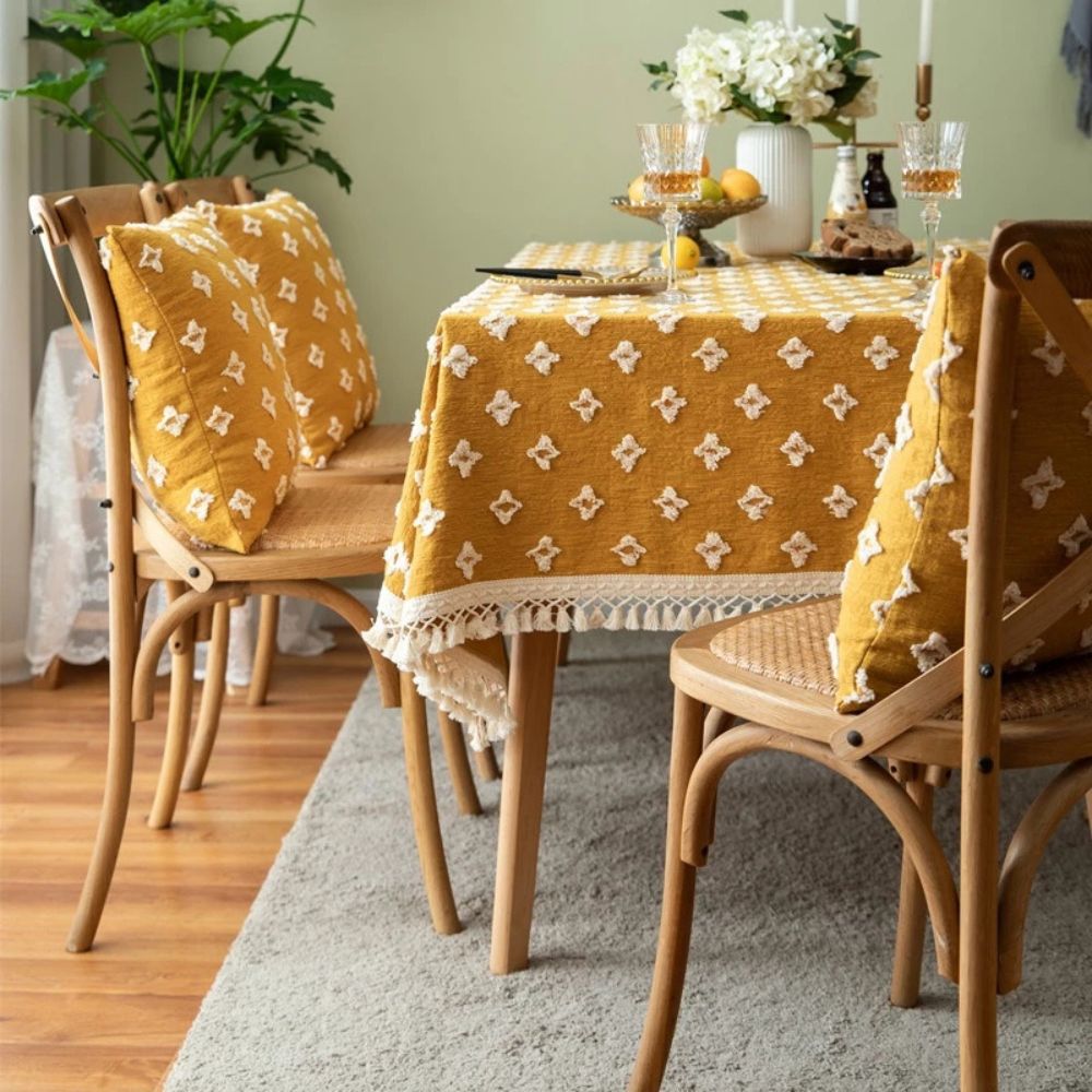 Gelbe bestickte Tischdecke mit Quasten