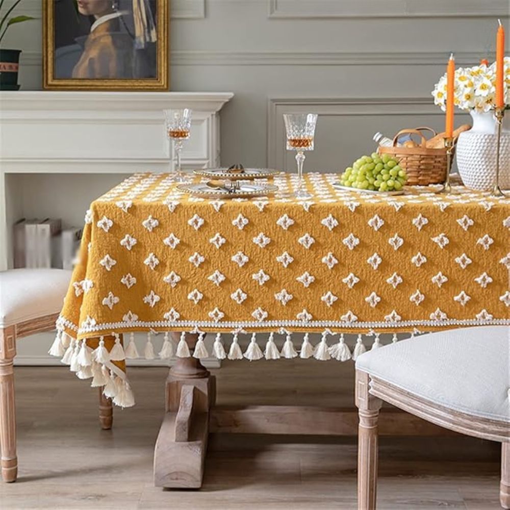 Gelbe bestickte Tischdecke mit Quasten