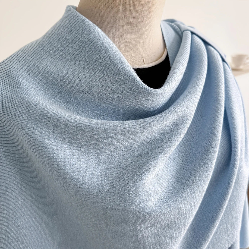 Leichter Poncho mit fließendem Fall