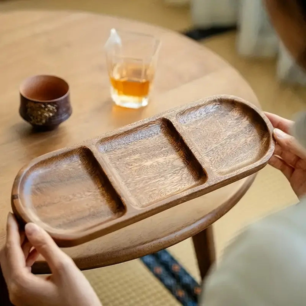 Serviertablett aus Holz mit drei Fächern
