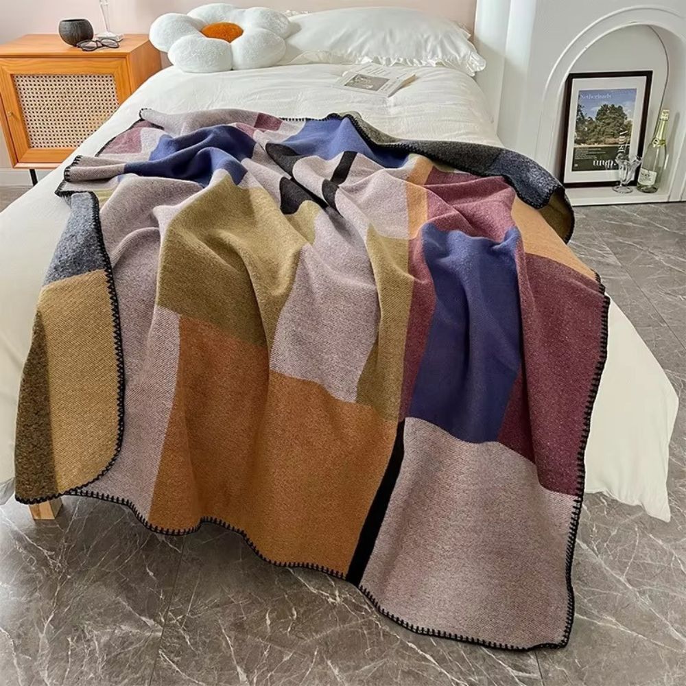 Gestrickte Decke mit buntem Karomuster 135 x 145 cm