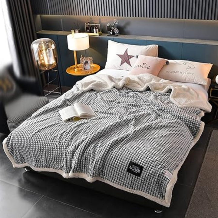 Sherpa-Decke mit Waffelstruktur