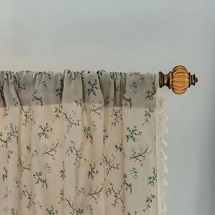 Halbverdunkelnder Vorhang mit Wiesenblumen und Spitze