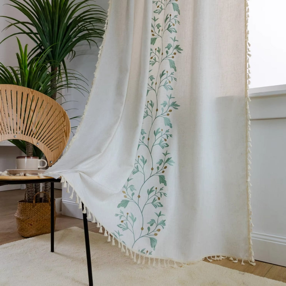 Gardine mit filigranem Blumenmuster und Quasten