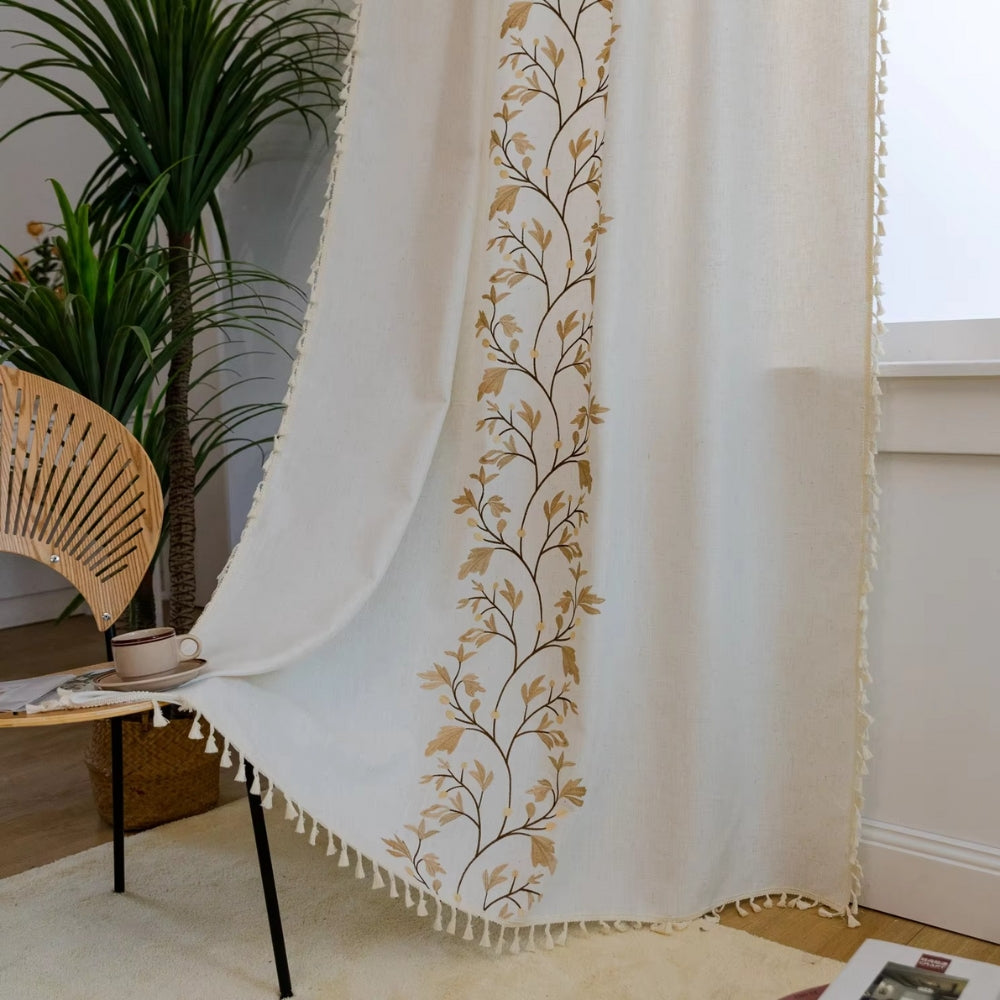 Gardine mit filigranem Blumenmuster und Quasten