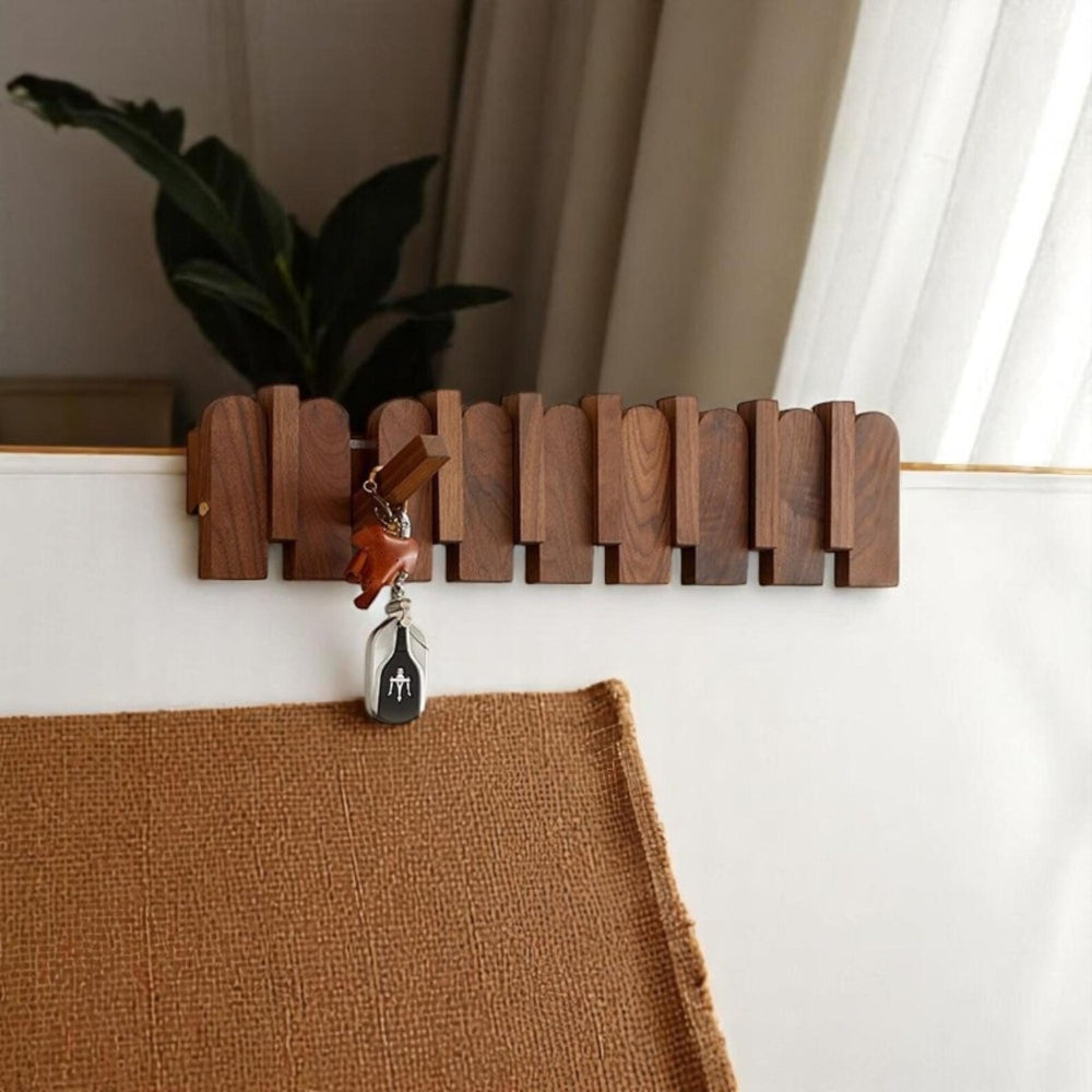 Wandgarderobe aus Holz in Klaviertasten-Optik