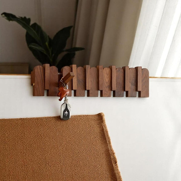 Wandgarderobe aus Holz in Klaviertasten-Optik