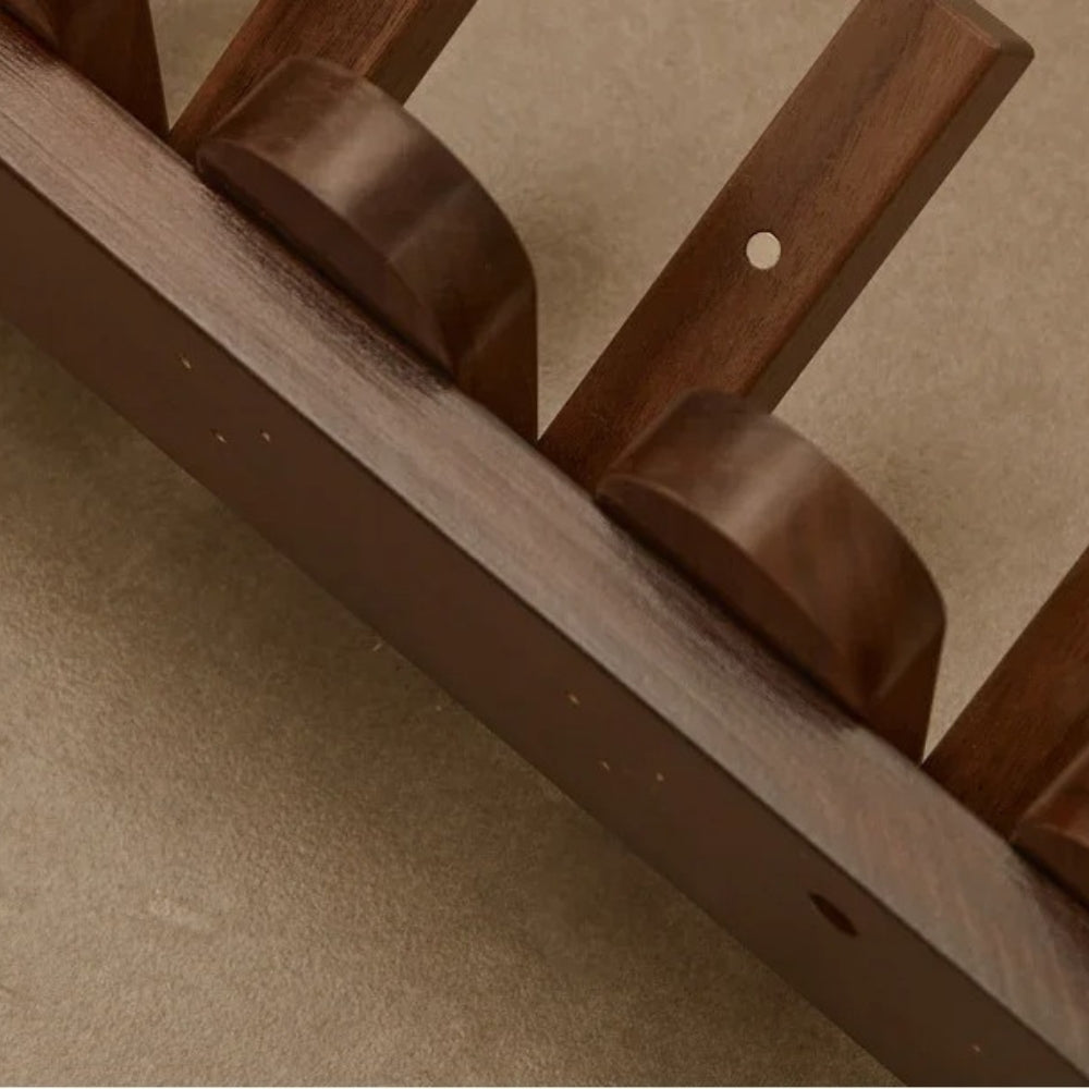 Wandgarderobe aus Holz in Klaviertasten-Optik