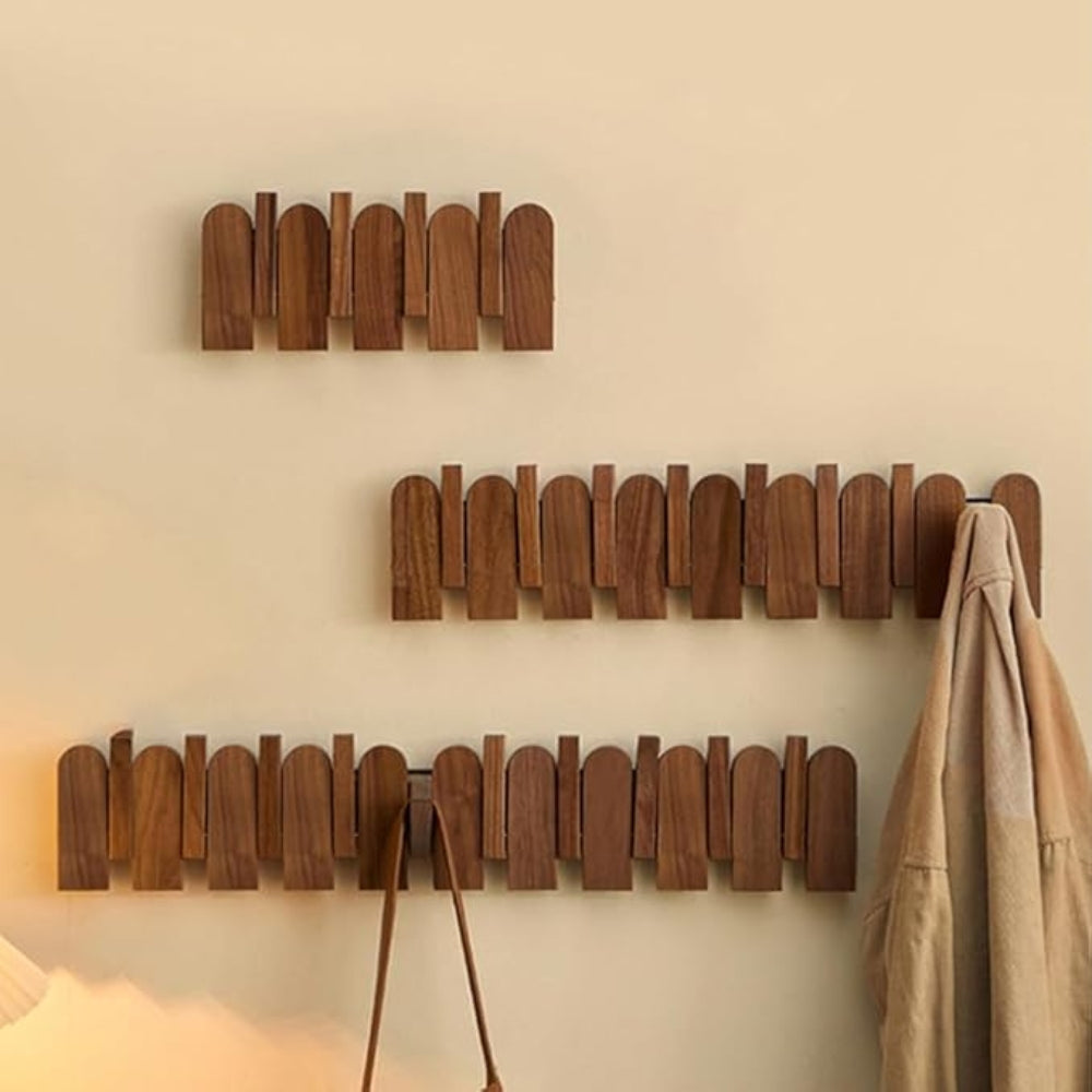 Wandgarderobe aus Holz in Klaviertasten-Optik