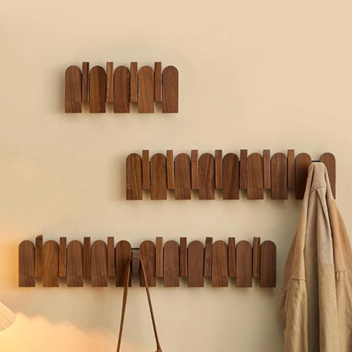 Wandgarderobe aus Holz in Klaviertasten-Optik