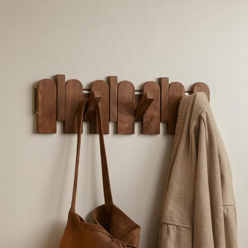Wandgarderobe aus Holz in Klaviertasten-Optik