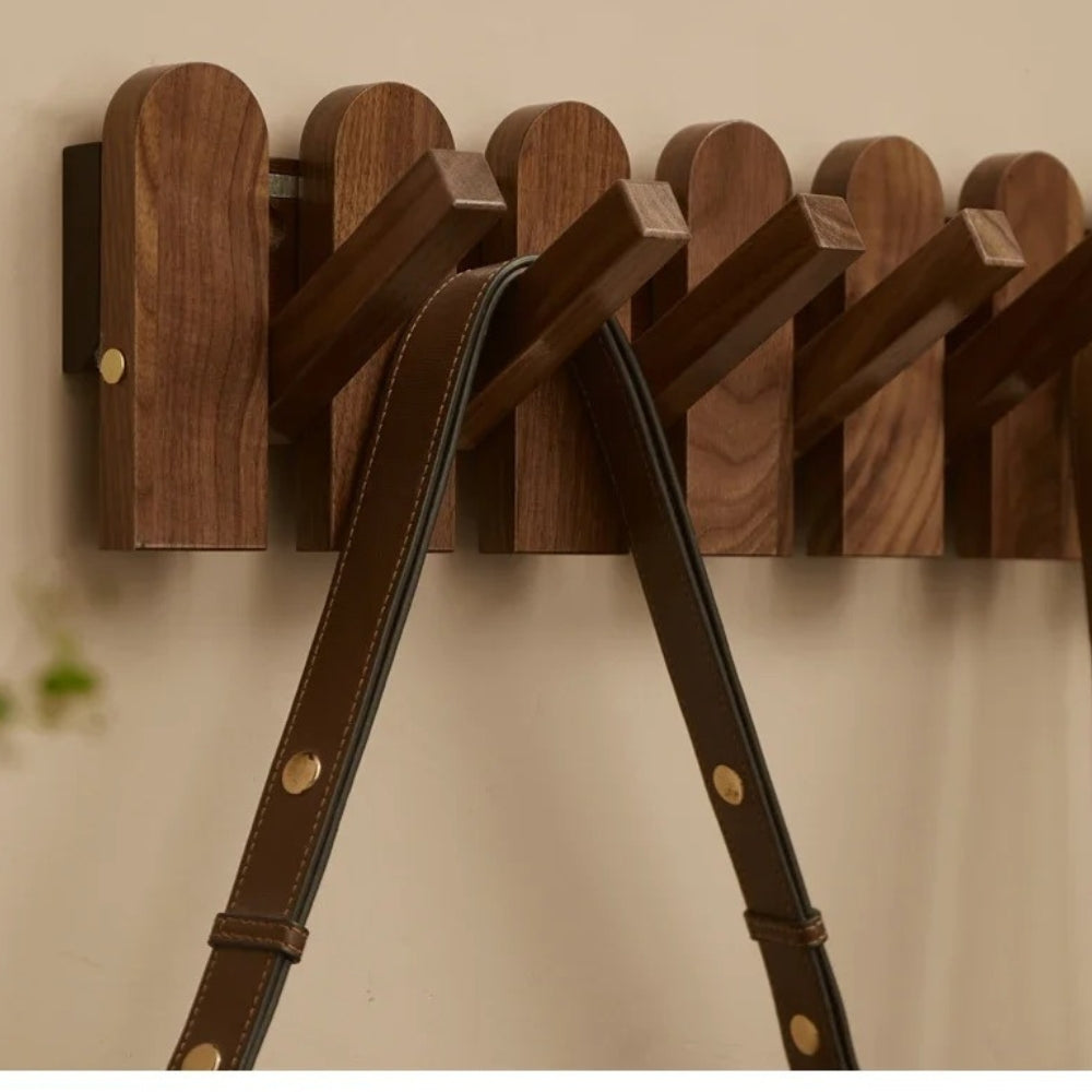 Wandgarderobe aus Holz in Klaviertasten-Optik