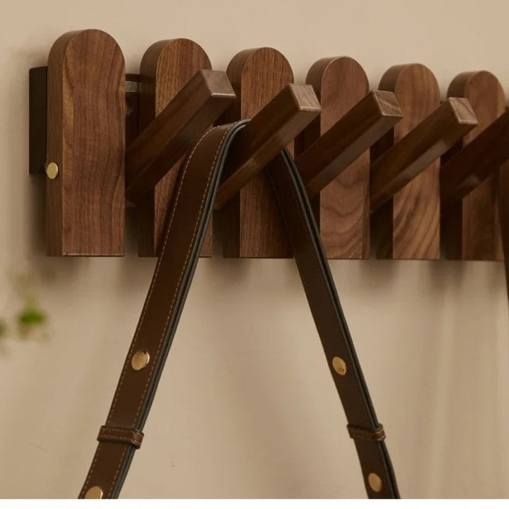 Wandgarderobe aus Holz in Klaviertasten-Optik