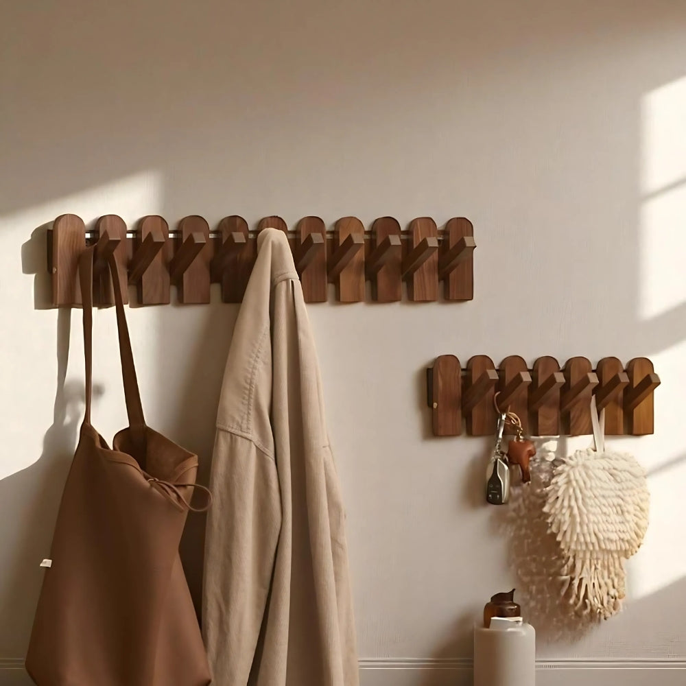 Wandgarderobe aus Holz in Klaviertasten-Optik