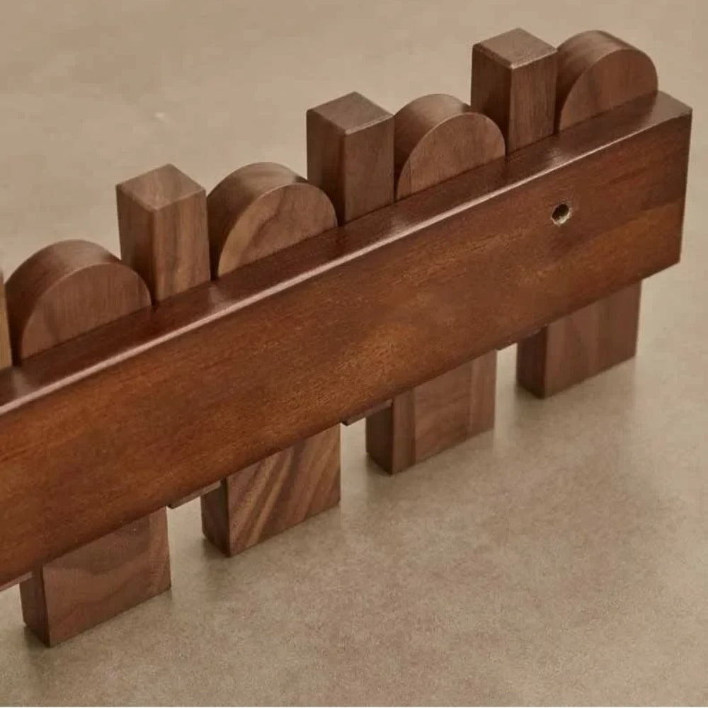 Wandgarderobe aus Holz in Klaviertasten-Optik
