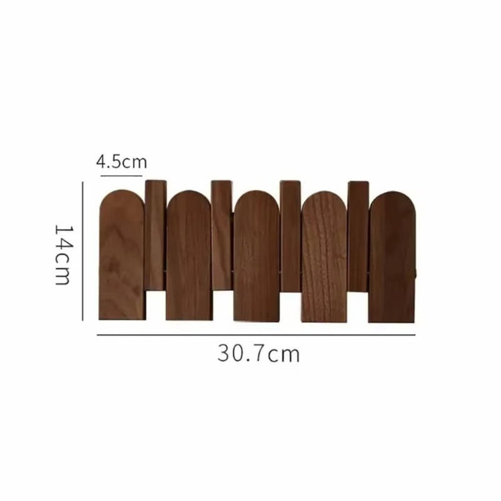 Wandgarderobe aus Holz in Klaviertasten-Optik