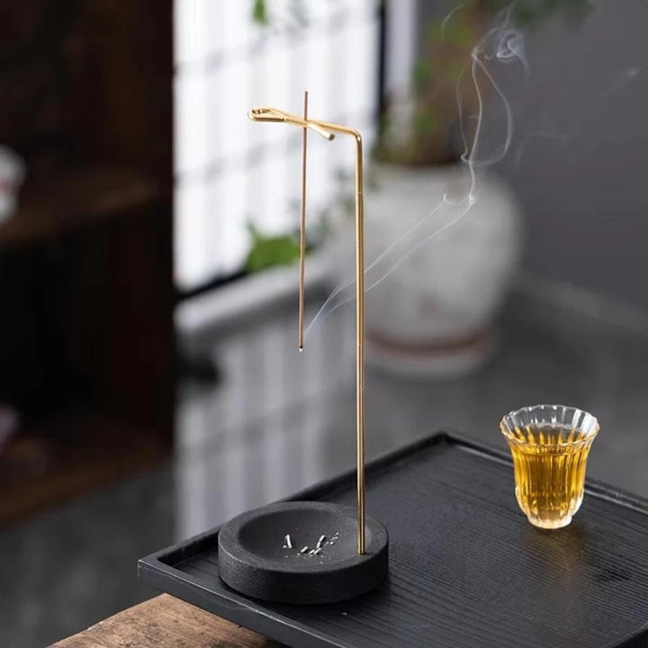 Räucherstäbchenhalter aus Holz mit Metallelement
