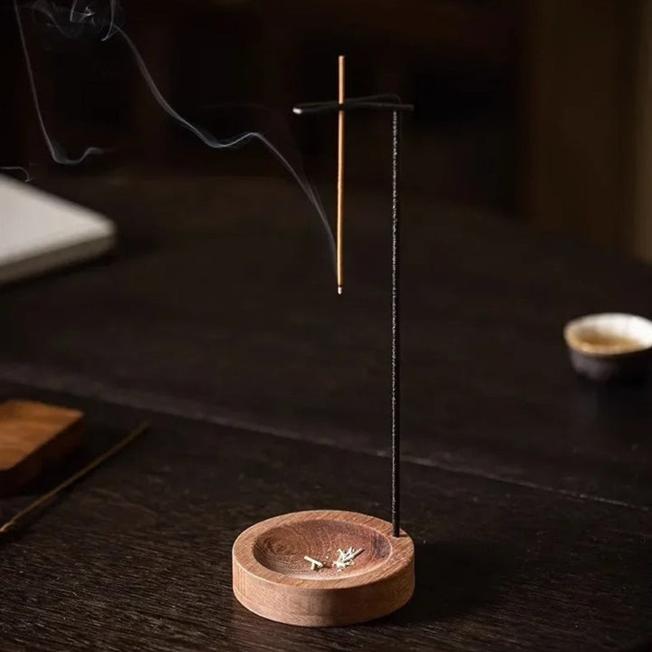 Räucherstäbchenhalter aus Holz mit Metallelement