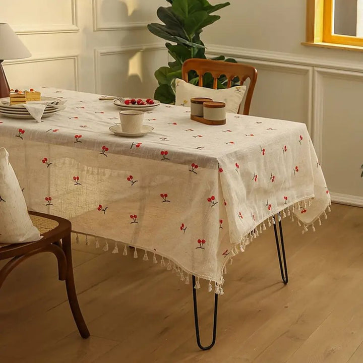 Tischdecke mit bestickten Kirschen und Quasten