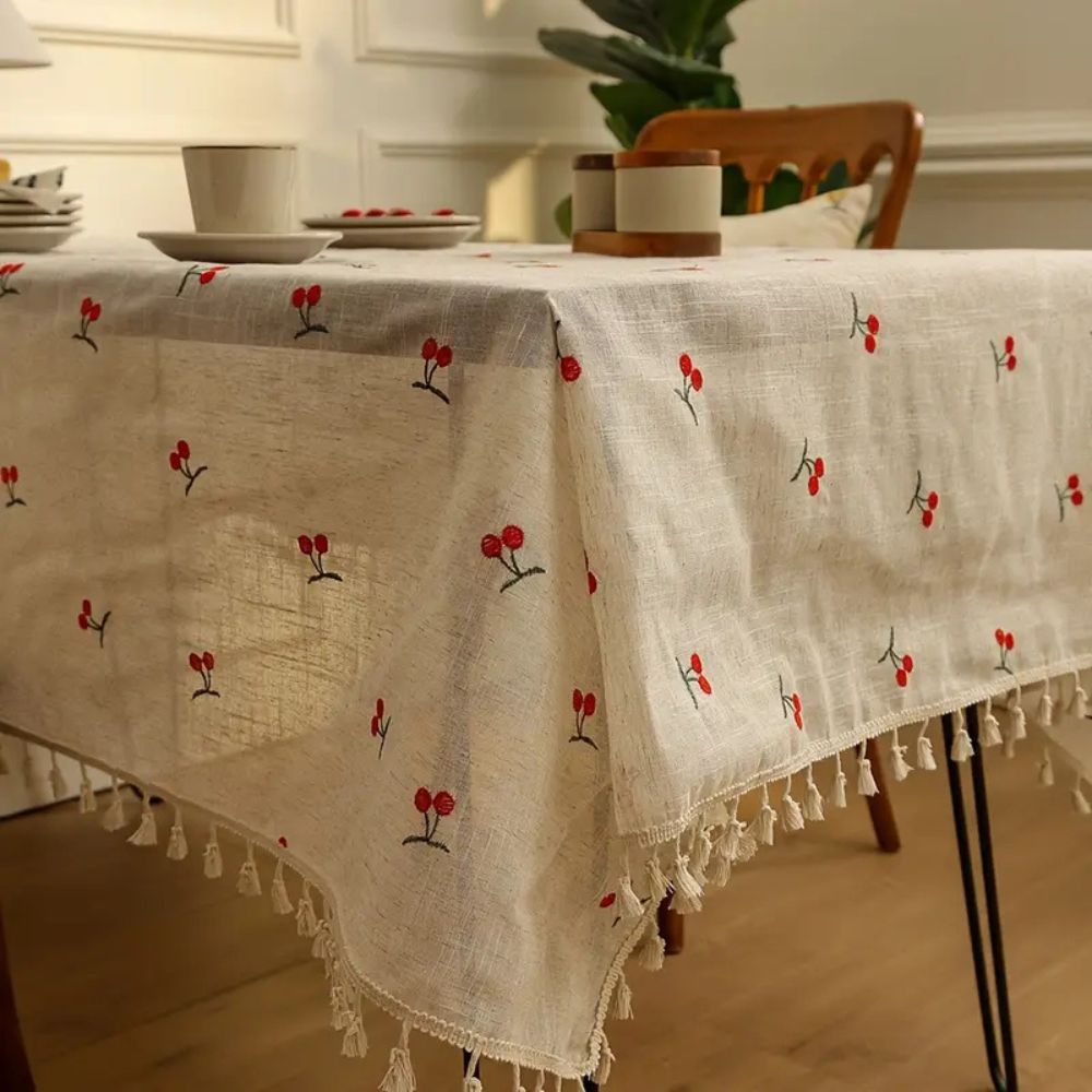 Tischdecke mit bestickten Kirschen und Quasten