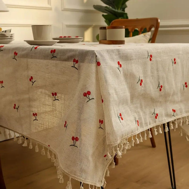 Tischdecke mit bestickten Kirschen und Quasten
