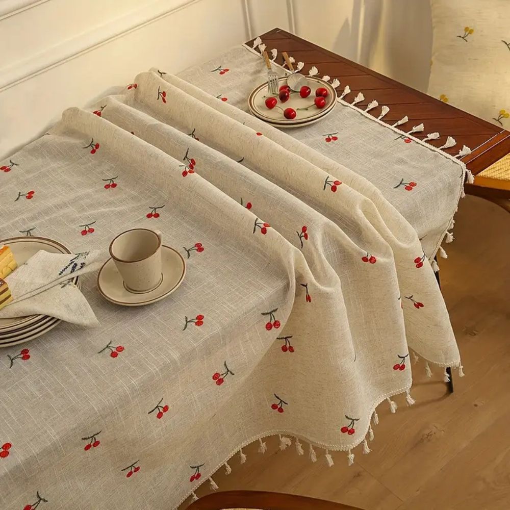 Tischdecke mit bestickten Kirschen und Quasten