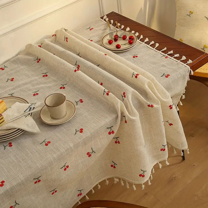 Tischdecke mit bestickten Kirschen und Quasten