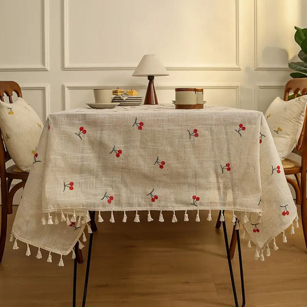 Tischdecke mit bestickten Kirschen und Quasten