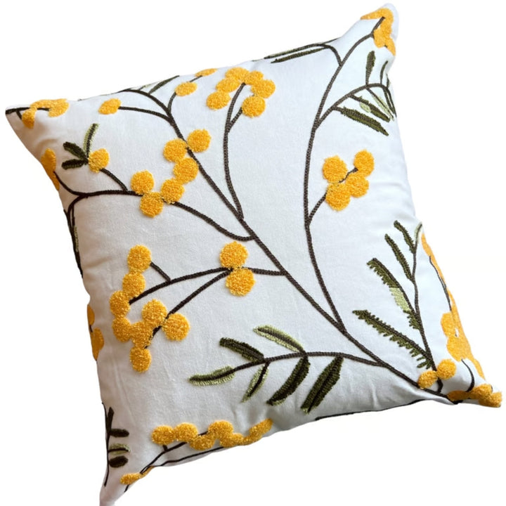 Kissenhülle mit gelben Blumenstickereien auf festem Stoff