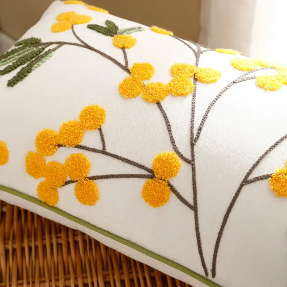 Kissenhülle mit gelben Blumenstickereien auf festem Stoff