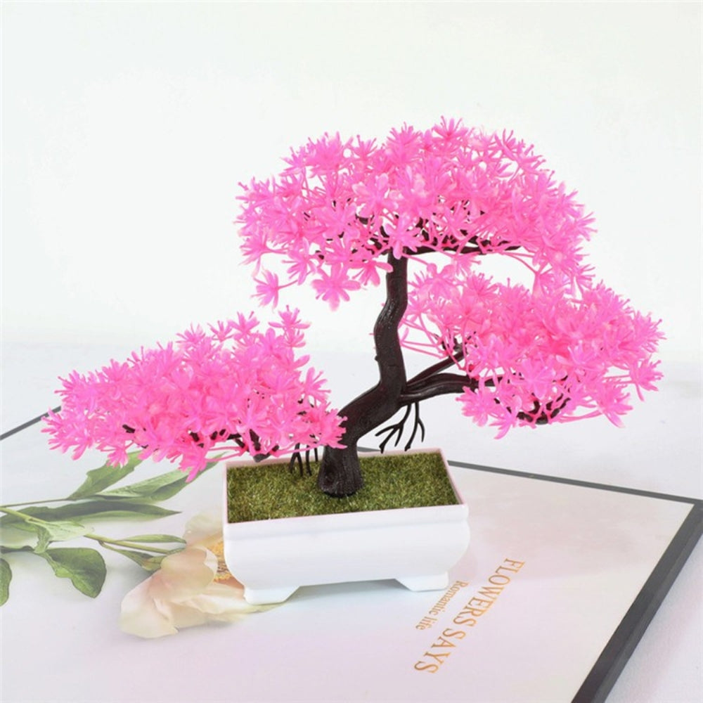 Kleiner künstlicher Bonsai im Topf