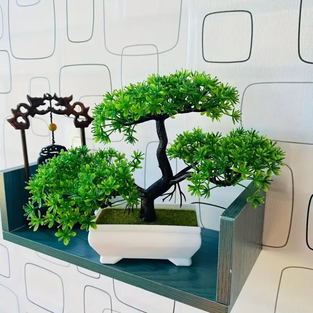 Kleiner künstlicher Bonsai im Topf