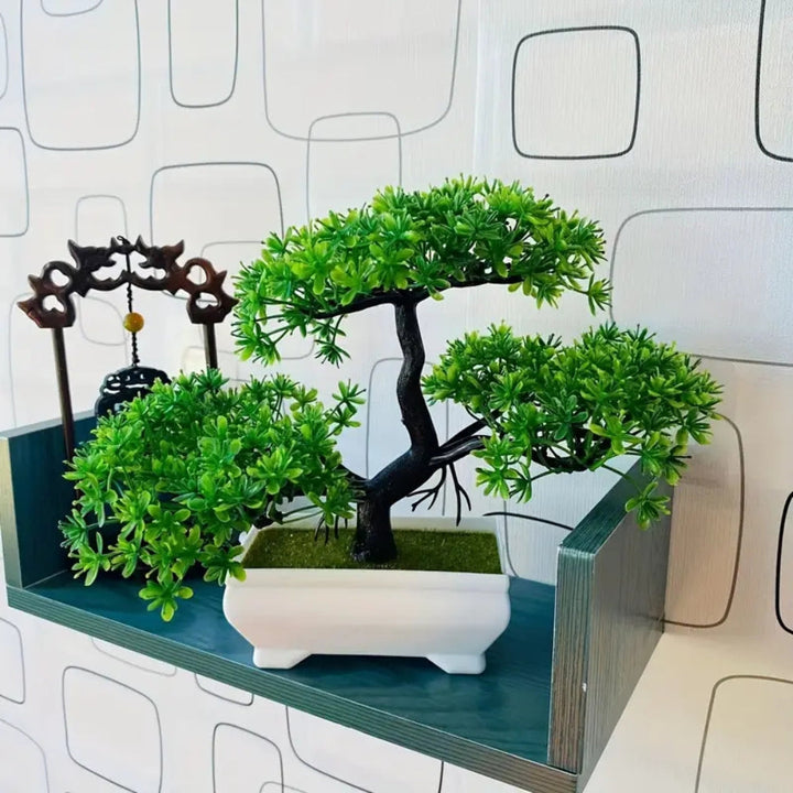 Kleiner künstlicher Bonsai im Topf